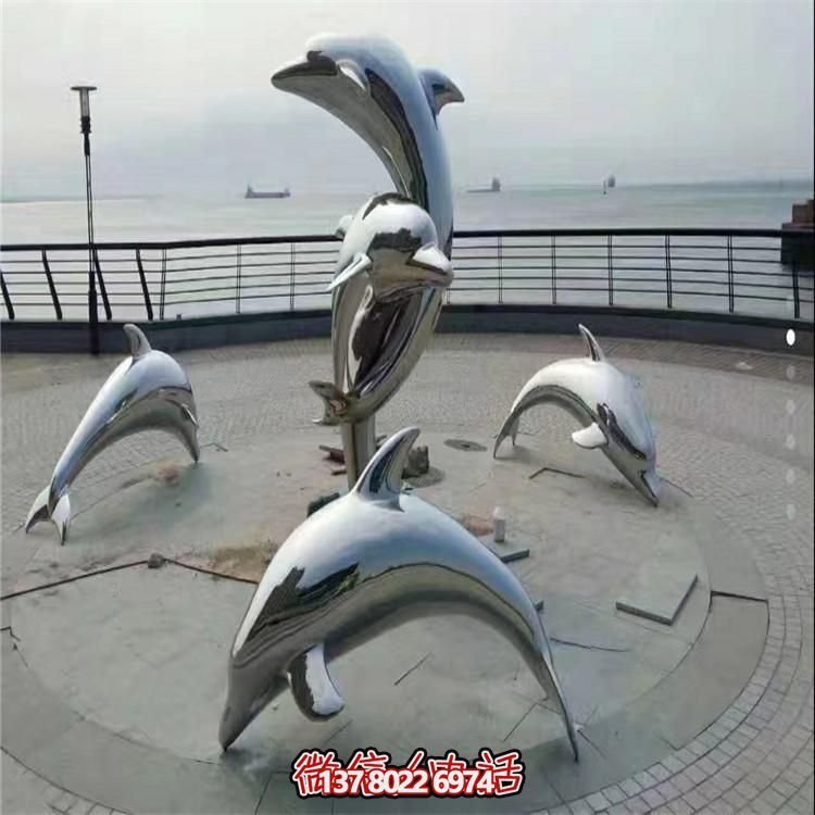 不銹鋼海豚雕塑，讓海邊的廣場(chǎng)更加美觀(guān)