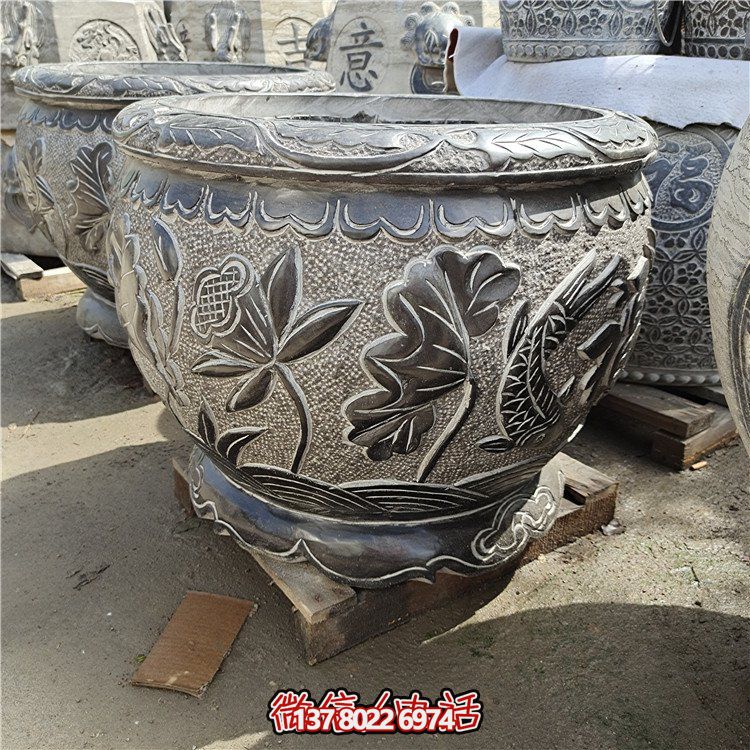 古建庭院蓄水缸，用青石點(diǎn)綴