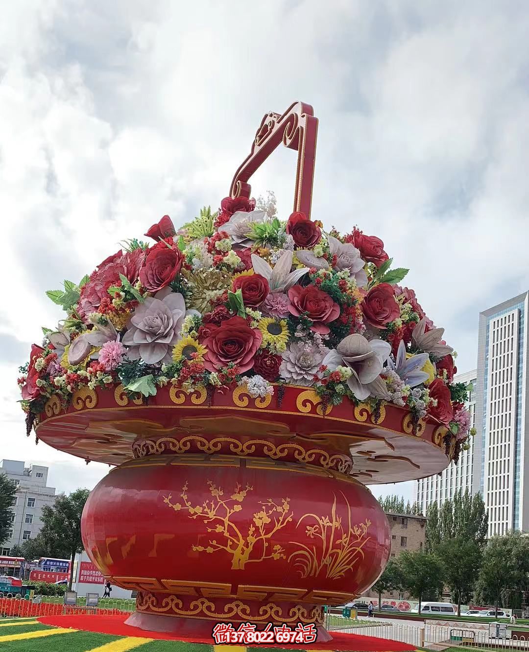 現(xiàn)代五彩花籃，給城市廣場帶來活力
