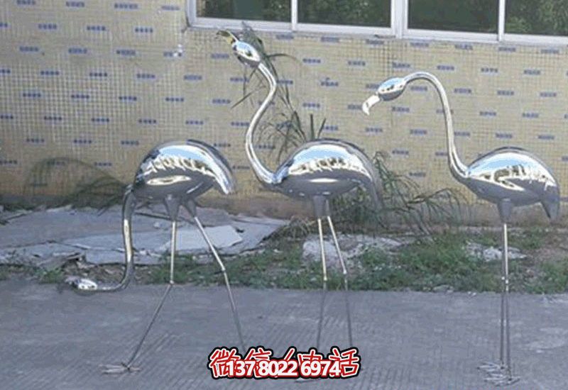 不銹鋼火烈鳥雕塑，完美擺放于室內(nèi)外庭院