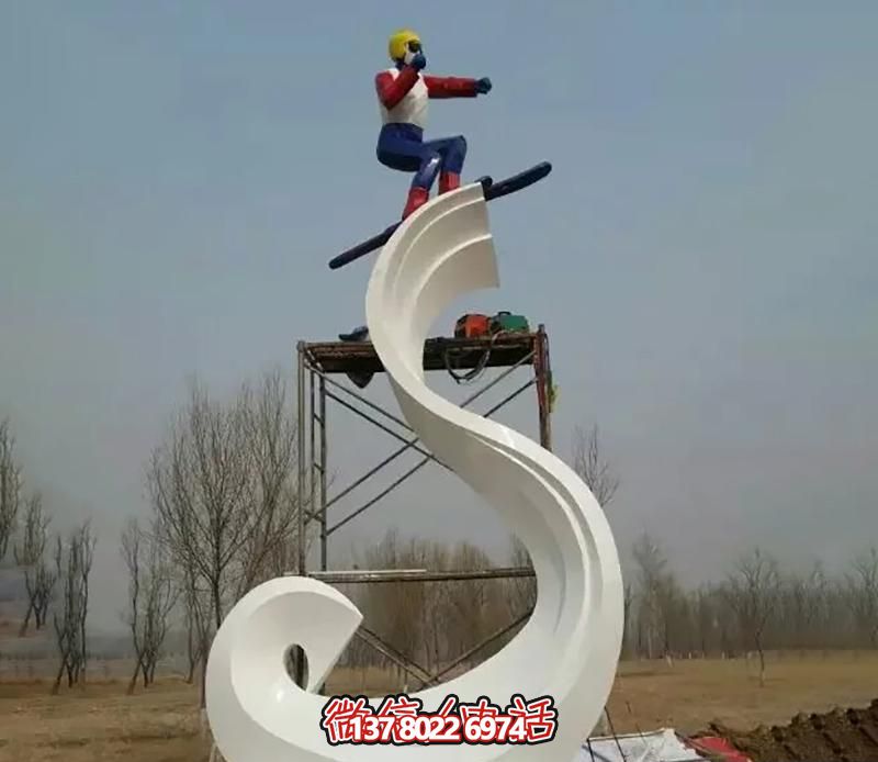 彩繪不銹鋼雕塑，把滑雪運(yùn)動(dòng)主題人物雕刻到廣場上
