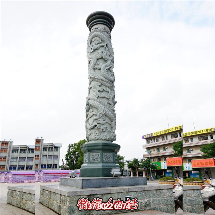 大理石浮雕龍柱，點綴校園廣場