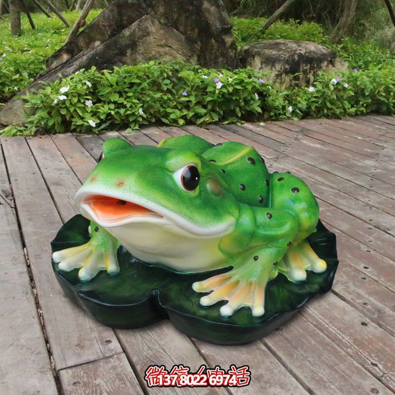 創(chuàng)意玻璃鋼青蛙雕塑，為廣場(chǎng)增添活力