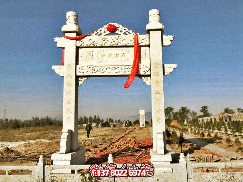花崗巖簡易牌坊，擺放石墓地