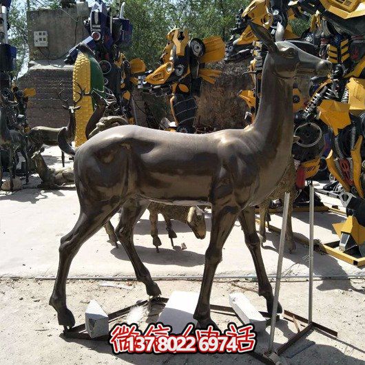 精美雕塑鹿，點綴園林景觀，增添藝術(shù)氣息