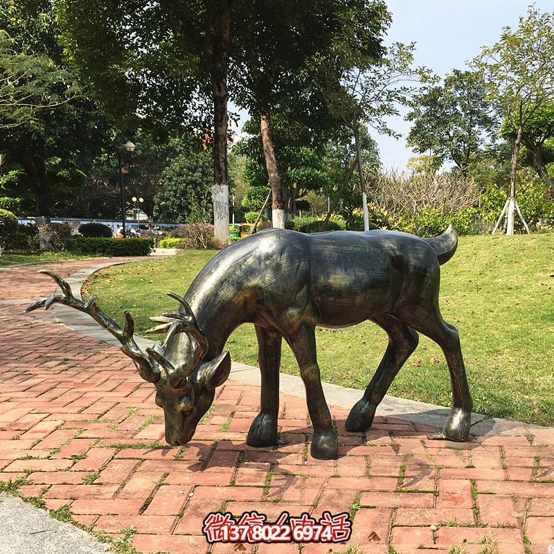 精美鹿雕塑，在公園里覓食的活力象征