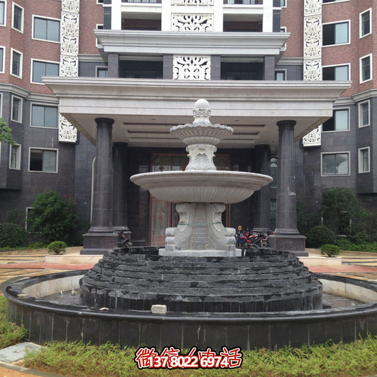 清新的雙層噴泉水雕裝飾，為辦公大樓門前增添靈動氣息