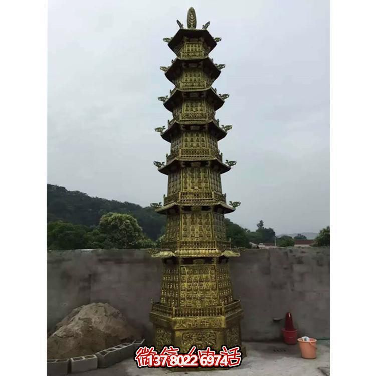 欣賞傳統(tǒng)文化，體驗多層銅雕香爐的大型景區(qū)