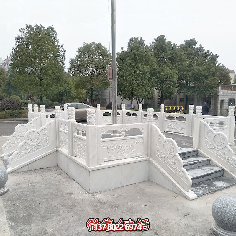 升旗臺(tái)石雕——精雕細(xì)琢，點(diǎn)綴校園風(fēng)采