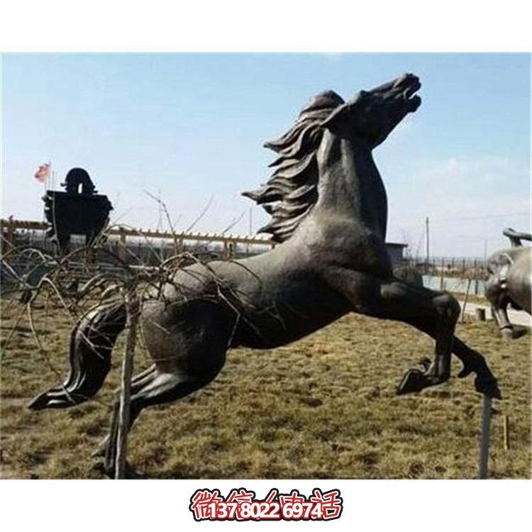 大型銅雕塑，為園林廣場(chǎng)擺放奔跑馬