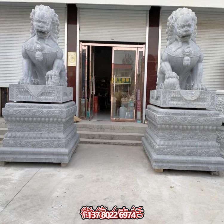 天然青石獅子雕塑，點綴景區(qū)大門