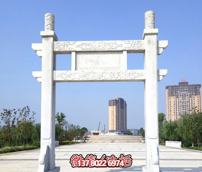 簡易大理石牌樓，為公園廣場擺放單門