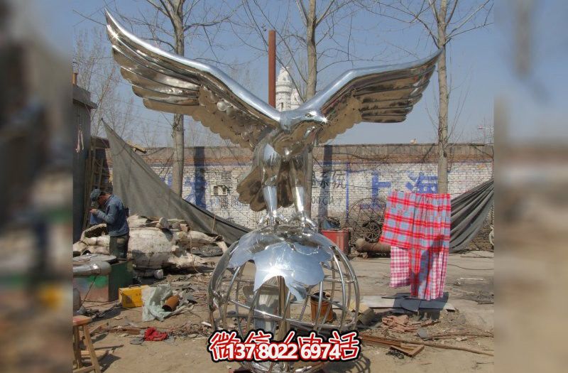 休息時刻，欣賞不銹鋼老鷹雕塑