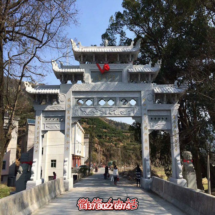 村口石牌坊，三間四柱石雕牌樓