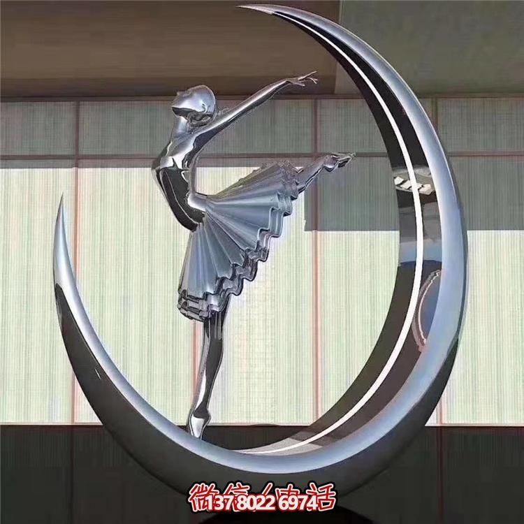 廣場(chǎng)酒店不銹鋼在圓環(huán)里跳舞的女孩