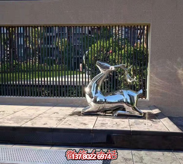 抬頭跪地鹿雕塑，地產(chǎn)售樓部鏡面不銹鋼鹿動物擺件