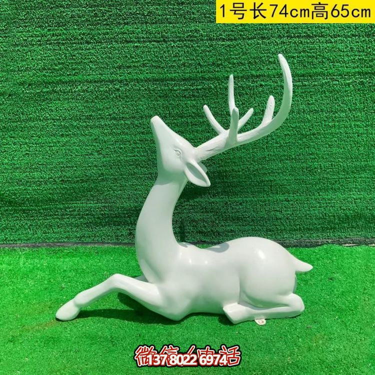 白色的梅花鹿，臥姿，仰頭，可上色